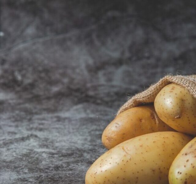 Aprenda-a-preparar-batatas-rústicas-para-acompanhar-seu-jantar!-00-09-03-24