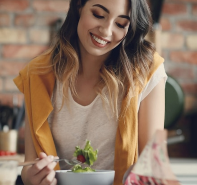 Calorias adequadas são vitais, variando conforme atividade física e características individuais (9)